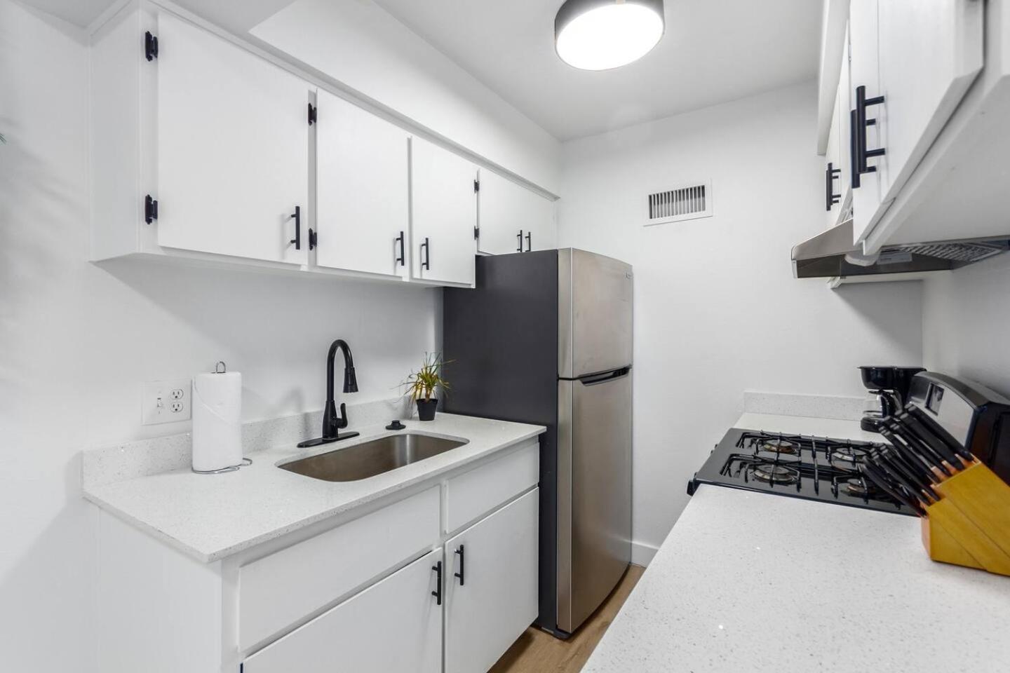 Apartemen Cozy Studiopoolkingbedbalconygym *